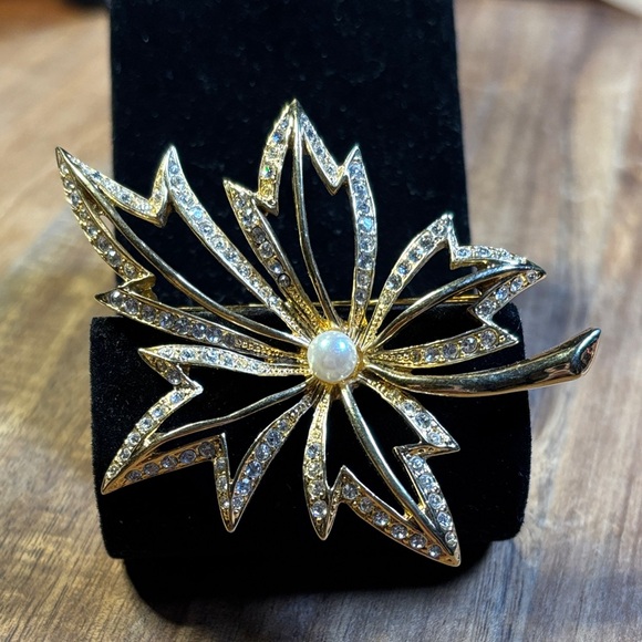 Napier Jewelry - Napier gold tone maple leaf brooch